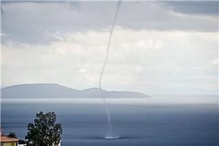 Σπάνιο φαινόμενο: Υδροστρόβιλος σχηματίστηκε πάνω από τη Ραφήνα - Βίντεο