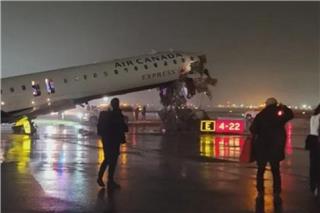 Αεροσκάφος συγκρούστηκε με πυροσβεστικό όχημα σε αεροδρόμιο της Νέας Υόρκης - Αναφορές για νεκρούς και τραυματίες