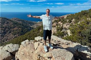 Ακης Πετρετζίκης: «Έκλεισα τα μαγαζιά μου κερδοφόρα» για την οικογένειά μου