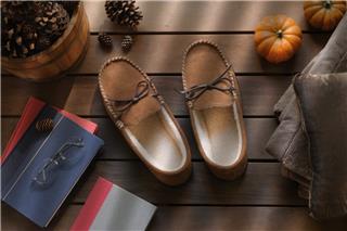 Ακριβώς 10 χρόνια μετά, το backless loafer επιστρέφει - Και δείχνει πιο κομψό σε μινιμαλιστικό καστόρι