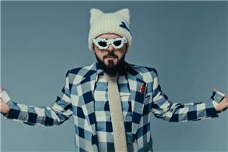 Πανδαιμόνιο με το βιντεοκλίπ του Ακύλα για το Ferto, «σε ευχαριστούμε που δεν ξέχασες ποια χώρα εκπροσωπείς» του γράφουν