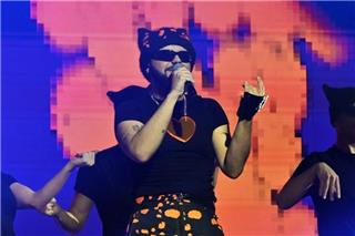 Akylas: Η ομοφοβική επίθεση στη Θεσσαλονίκη και οι οικονομικές δυσκολίες πριν από τη Eurovision