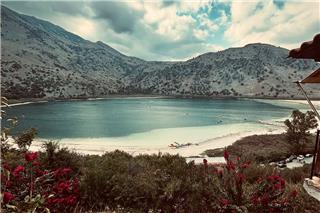 Η λίμνη στην Ελλάδα που αλλάζει χρώμα μέσα στην ίδια μέρα