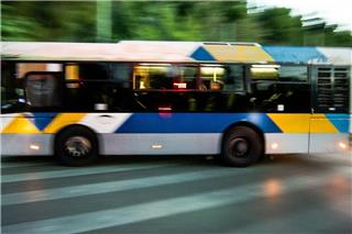 Βούλα: Εντόπισαν 12χρονη, μόνη της σε λεωφορείο – Είπε πως την κακοποιούσαν οι γονείς της