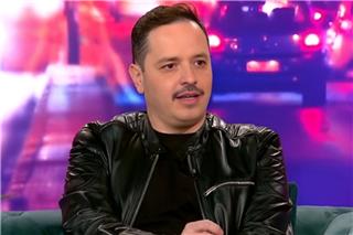 Αλέξανδρος Τσουβέλας: Μέναμε μεσοτοιχία με τον Βαγγέλη Ρωχάμη και οι γονείς μου με άφηναν σπίτι του