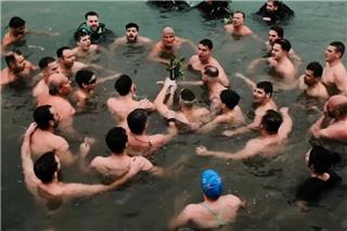 Κολυμβητές έπιασαν τον Σταυρό στα Θεοφάνια στο λιμάνι της Αλεξανδρούπολης και έψαλαν αγκαλιά τον εθνικό ύμνο