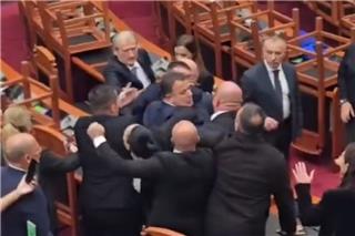 Αλβανία: Αγριο ξύλο μέσα στη Βουλή – Βουλευτές πιάστηκαν στα χέρια, διαδηλώσεις και συνθήματα στους δρόμους