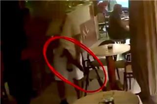 Αλβανία: Μπήκαν με καλάσνικοφ σε καφέ για καβγά – Ο ιδιοκτήτης αφόπλισε τον δράστη