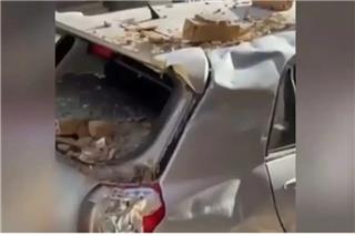 Νέος Κόσμος: Mπαλκόνι πολυκατοικίας κατέρρευσε και έπεσε πάνω σε σταθμευμένα αυτοκίνητα