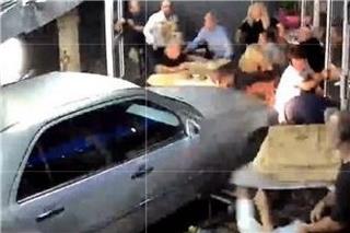 «Αμάν, ο προφυλακτήρας μου»: Τα πρώτα λόγια του οδηγού που μπήκε σε ταβέρνα με το αυτοκινητό του!