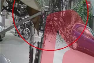 Αμπελόκηποι: Η στιγμή που μεθυσμένη οδηγός προσκρούει σε σταθμευμένα οχήματα