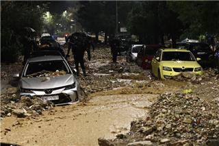 Δραματική μαρτυρία για την 56χρονη νεκρή στην Ανω Γλυφάδα: «Ήταν κάτω από το αυτοκίνητο του γιου μου, προσπάθησαν να το σηκώσουν»