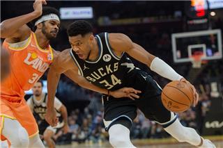 Μπακς: «Είτε θα ανανεώσει ο Γιάννης, είτε θα τον ανταλλάξουμε»