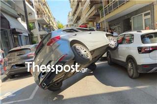 Απίστευτο τροχαίο στη Θεσσαλονίκη: Αυτοκίνητο «πέταξε» σαν από ταινία καταδίωξης και «ανέβηκε» πάνω σε παρκαρισμένο