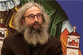 Αρης Σερβετάλης: Αγνώριστος για τον ρόλο του Αγίου Ιωσήφ του Ησυχαστή