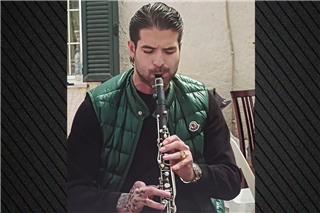 Ο Αρης Μουγκοπέτρος παίζει ξανά κλαρίνο έναν χρόνο μετά τον σοβαρό τραυματισμό