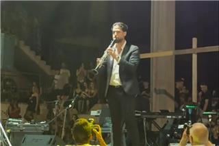 Ο Αρης Μουγκοπέτρος έπαιξε ξανά κλαρίνο - ένα χρόνο μετά τον ακρωτηριασμό του