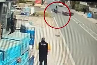 «Λιποθύμησα κατευθείαν, εκείνος έβαλε πρώτη και έφυγε» λέει ο 18χρονος για το τροχαίο στην Αρτέμιδα - Υποχρεωτική πορεία δεξιά αγνόησε ο οδηγός του ΙΧ