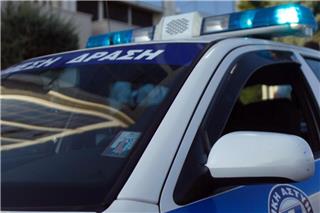Διάρρηξη σε κοσμηματοπωλείο στη Νίκαια, το αυτοκίνητο των δραστών έπεσε σε δέντρο μετά από καταδίωξη