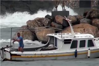 Στιγμές αγωνίας στην Αστυπάλαια: Ψαράς βούτηξε με 10 μποφόρ για να σώσει το καΐκι του