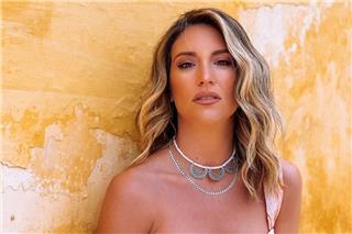 H Αθηνά Οικονομάκου ποζάρει με ροζ μπικίνι σε παραλία της Αργεντινής