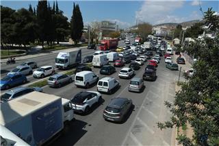 Με χαμηλές ταχύτητες η πασχαλινή έξοδος: Ουρές χιλιομέτρων στις εθνικές οδούς