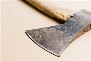 Ηράκλειο: Ανδρας επιτέθηκε με τσεκούρι σε μητέρα και το παιδί της