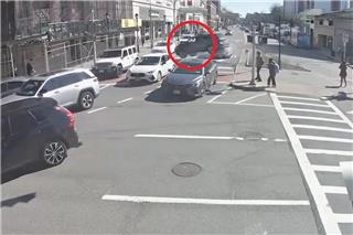 Αυτοκίνητο «πέταξε» πάνω από δρόμο και καρφώθηκε σε σκαλωσιές στη Νέα Υόρκη – Δείτε το σοκαριστικό βίντεο