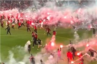 Τρομερά επεισόδια στο ντέρμπι της Τσεχίας: Εισβολή εκατοντάδων οπαδών με καπνογόνα