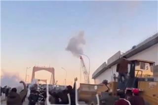 Βαγδάτη: Με μπουλντόζες προσπαθούν να σπάσουν τους φραγμούς προς την πρεσβεία των ΗΠΑ