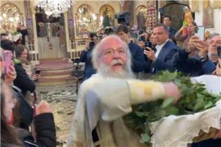 Ο ιερέας της Χίου που ξεχωρίζει με τον μοναδικό τρόπο μετάδοσης του μηνύματος της Ανάστασης