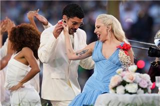 Super Bowl LX: Bad Bunny με πολιτικά μηνύματα, λάτιν υπερθέαμα και Lady Gaga στο halftime show