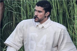 Bad Bunny: Εξήγησε τι σημαίνει ο αριθμός «64» στην μπλούζα που φόρεσε στο Super Bowl