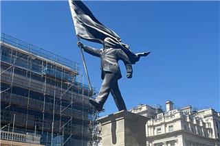 Banksy: Ξαναχτύπησε στην καρδιά του Λονδίνου με ένα άγαλμα που καταγγέλλει τον εθνικισμό