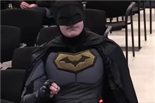 ΗΠΑ: Αντρας ντυμένος Μπάτμαν διαμαρτυρύθηκε σε δημοτικό συμβούλιο για τη βία της ICE