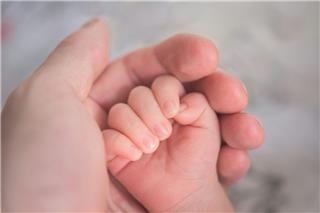 Ιατρικό «θαύμα» στη Βρετανία: Γεννήθηκε το πρώτο μωρό με μεταμόσχευση μήτρας από νεκρή δότρια