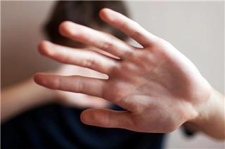 Εκτός ελέγχου καθηγητής σε γυμνάσιο: Αρπαξε μαθητή από την μπλούζα και τον πέταξε στο θρανίο γιατί τον αποκάλεσε «μπρο»