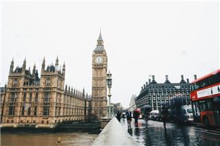 Brexit: Πάνω από τους μισούς Βρετανούς υποστηρίζουν την επανένταξη στην ΕΕ, δέκα χρόνια μετά το δημοψήφισμα