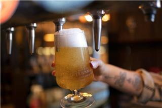 Πολυτέλεια η έξοδος «για μια μπύρα» στην Ελλάδα- Βουτιά στην κατανάλωση παρά τα ρεκόρ στον τουρισμό