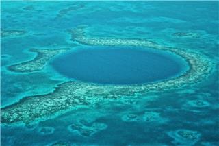 Βρέθηκε η βαθύτερη μπλε τρύπα των ωκεανών: Το φαινόμενο που προβληματίζει τους ειδικούς