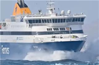 Blue Star Naxos: Μάχη με 7 μποφόρ για να δέσει στη Νάξο ‑ Δείτε το βίντεο