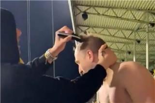 Οπαδός της Μπόντο Γκλιμτ κουρεύτηκε στο γήπεδο μετά την 5η σερί νίκη της ομάδας του στο Champions League