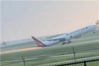 Boeing 777 της Kalitta Air ξύνει με την ουρά τον διάδρομο στο Σινσινάτι, πετά σπίθες και επανασηκώνεται – Βίντεο