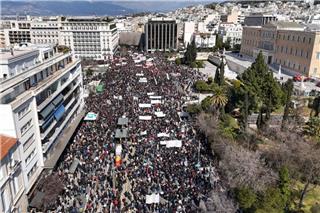 Τέμπη, 3 χρόνια μετά - Γεμάτη κόσμο η πλατεία Συντάγματος - Συλλαλητήρια σε πολλές πολεις