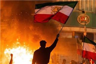 Το Ιράν στις φλόγες: Εκατόμβες νεκρών από τις διαδηλώσεις - Αποφασισμένοι για μακελειό οι μουλάδες