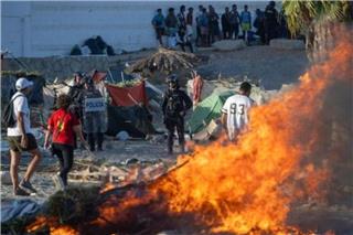 Σκηνές χάους στη Θέουτα: Κάτοικοι έκαψαν καταυλισμό μεταναστών - «Γυρίστε πίσω στο Μαρόκο»
