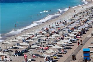 Χαλκιδική: Τοποθέτησαν και πάλι τις 100 ομπρέλες στην παραλία που είχε ξηλώσει ο δήμος Πολυγύρου