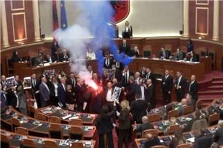 Χάος στη Βουλή της Αλβανίας: Βουλευτές άναψαν καπνογόνα και διέκοψαν συνεδρίαση ‑ Δείτε βίντεο