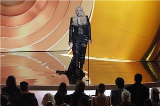 Grammy 2026: Η Σερ ανακοίνωσε ως νικητή νεκρό καλλιτέχνη και έφυγε από την σκηνή πριν ολοκληρώσει