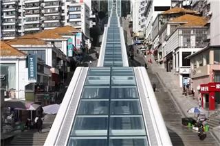 Κίνα: Σε λειτουργία το μεγαλύτερο υπαίθριο σύστημα κυλιόμενων σκαλών στον κόσμο – Σχεδόν 1 χλμ. μήκος